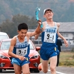 男子・須磨学園の１区広内颯（右）からたすきを受け取る２区林田蒼生（撮影・秋山亮太）