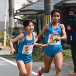 女子・須磨学園の２区道清愛紗（右）からたすきを受け取る３区福永愛佳（撮影・秋山亮太）