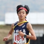 ２位でフィニッシュする女子・西脇工のアンカー井沢奈甫（撮影・吉田敦史）