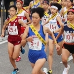 スタート直後から先頭に立つ女子・須磨学園の１区土井葉月（撮影・吉田敦史）