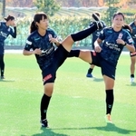 練習で体をほぐすＩＮＡＣ神戸の中島（左）と川澄＝神戸市東灘区、神戸レディースフットボールセンター