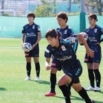 ドリブル練習をするＩＮＡＣ神戸の中島（手前）