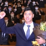 母校の後輩たちとガッツポーズする佐藤輝明内野手＝西宮市、仁川学院（撮影・吉田敦史）