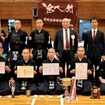 男子団体で５連覇を果たした育英の選手ら