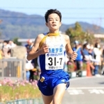 追撃及ばず３位に終わった男子・須磨学園のアンカー八沢輝人（撮影・斎藤雅志）
