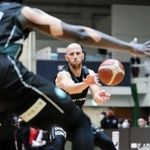 西宮-熊本　第４クオーター、ゴール下にパスを出す西宮のルオフ（Ｃ）B.LEAGUE