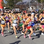 勢いよくスタートする男子１区の選手たち＝２２日午前、南あわじ市、おのころ島神社前（撮影・斎藤雅志）