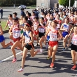 一斉にスタートする女子１区の選手たち＝２２日午前、南あわじ市、おのころ島神社前（撮影・斎藤雅志）