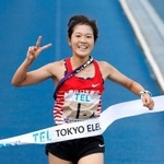 　２年連続３度目の優勝を決め、笑顔でゴールする日本郵政グループのアンカー・大西ひかり＝弘進ゴムアスリートパーク仙台