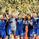 サッカー女子Ｗ杯で初優勝し、トロフィーを掲げる日本代表メンバー。女性活躍を印象づけた＝２０１１年７月