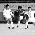日本の守備をドリブルで交わすディエゴ・マラドーナ＝１９８２年１月、神戸市立中央球技場