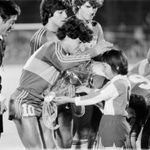日本との親善試合前、ディエゴ・マラドーナに花束を渡す女の子＝１９８２年１月、神戸市立中央球技場