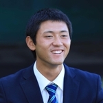 母校で抱負を語る平内龍太＝神戸市垂水区（撮影・鈴木雅之）