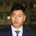 母校で高校時代を振り返る佐藤輝明＝西宮市（撮影・吉田敦史）
