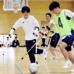 つえを使ったアンプティサッカー。男子生徒らが挑戦した＝神戸市兵庫区会下山町３、神港橘高校