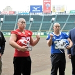 甲子園ボウルを前に健闘を誓った（右から）関学大の大村和輝監督、鶴留輝斗主将、日大の伊東慧太主将、橋詰功監督＝甲子園球場