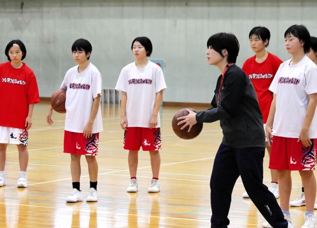 ボールを手に教える改発あゆみコーチ（手前）と選手たち＝尼崎市内