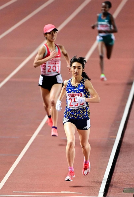 女子５０００メートル決勝　ラスト勝負で広中璃梨佳を振り切り、初優勝して五輪代表の座をつかんだ田中希実（手前）＝４日午後、大阪市のヤンマースタジアム長居（撮影・中西幸大）