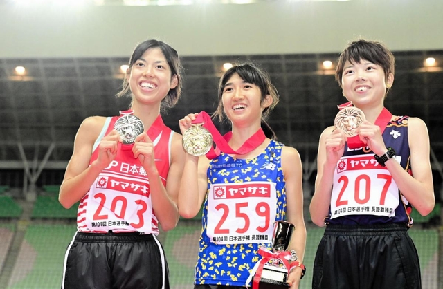 女子５千メートル決勝で優勝し、金メダルを手に喜ぶ田中希実＝４日午後、大阪市東住吉区長居公園のヤンマースタジアム長居（撮影・中西幸大）