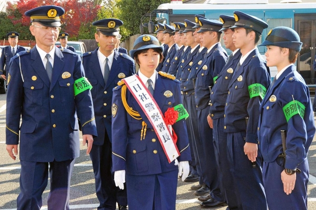 社署で一日警察署長を務めた小野南中３年時の田中希実（中央）＝加東市