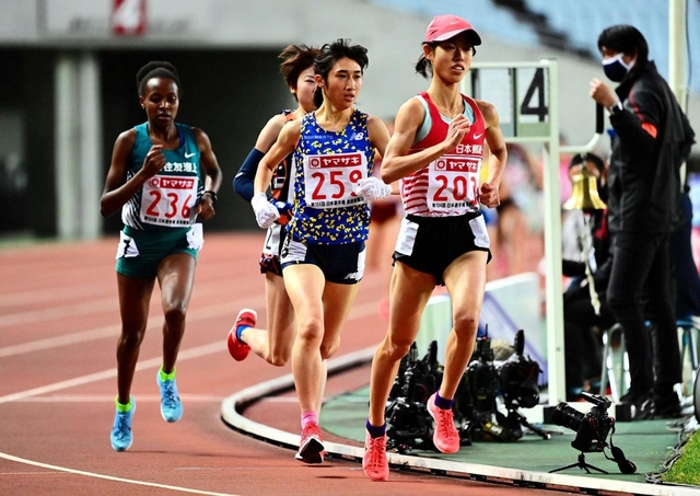 女子５０００メートル決勝　広中瑠梨佳（右端）を追走する田中希実（２５９）＝撮影・中西幸大