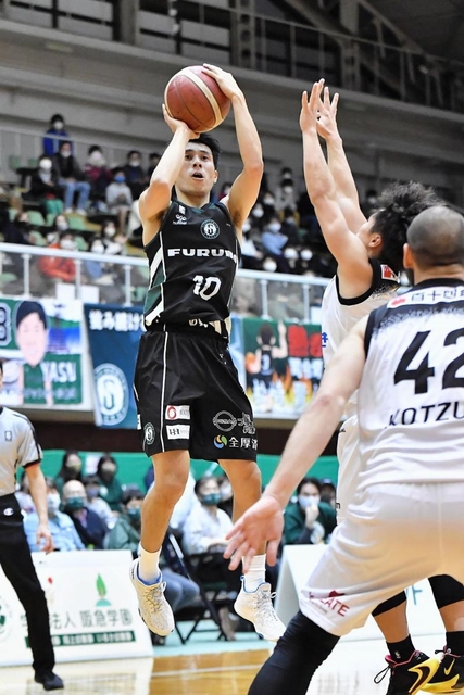 西宮-香川　第４クオーター、シュートを決める西宮の渡辺。１５得点で貢献した（Ｃ）B.LEAGUE