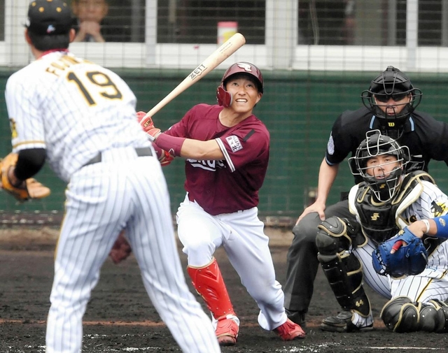 ４回、藤浪から中前打を放つ楽天・小深田＝２０２０年２月、かりゆしホテルズボールパーク宜野座（撮影・飯室逸平）