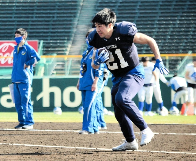 甲子園ボウルに向けた練習で土の感触を確かめる関学大のＲＢ三宅