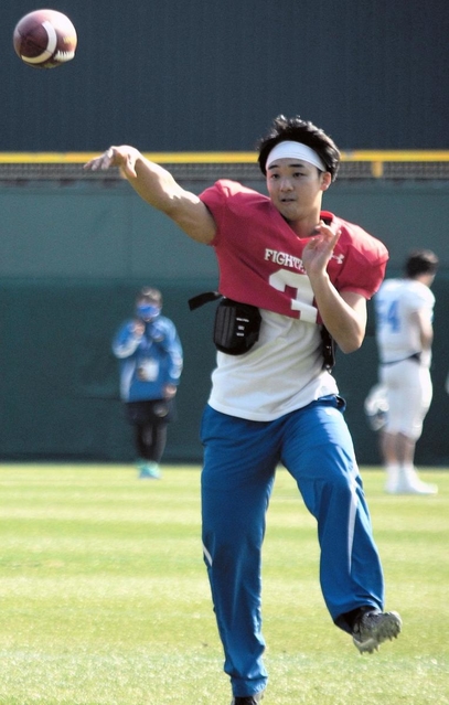 甲子園ボウルを前に練習に励む関学大のＱＢ奥野