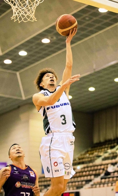 山形-西宮　第１クオーター、シュートする西宮の松崎（Ｃ）B.LEAGUE
