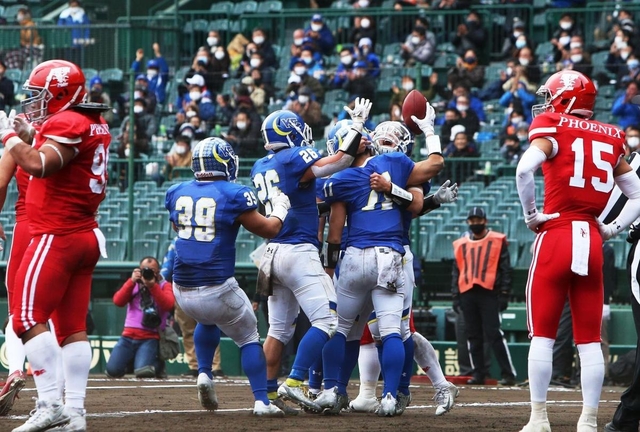 関学大-日大　第２クオーター、勝ち越しＴＤを決め、喜ぶ関学大のＷＲ大村（中央右から２人目）ら＝１３日午後、甲子園球場（撮影・辰巳直之）