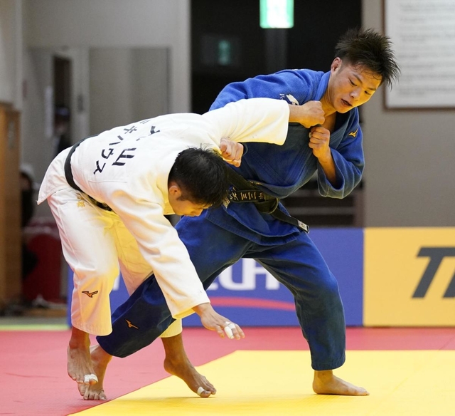 丸山城志郎（左）を攻める阿部一二三（代表撮影）