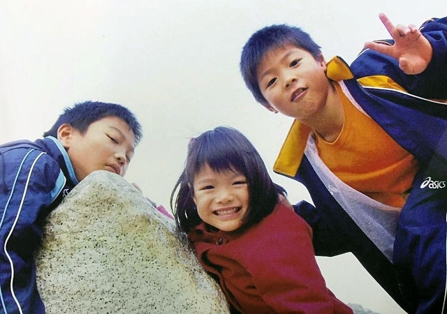 小学校低学年ごろの阿部一二三（右）。中央は妹の詩、左端は長兄の勇一朗さん＝神戸市内（家族提供）