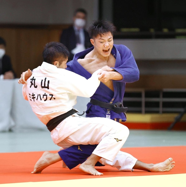 五輪代表決定戦で、丸山城志郎（左）に勝利した阿部一二三（代表撮影）
