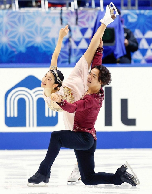 ＮＨＫ杯フィギュアのアイスダンスで演技する村元（左）、高橋組のフリー＝１１月２８日、東和薬品ラクタブドーム