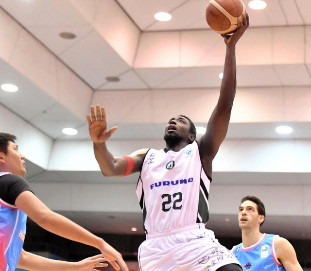 佐賀-西宮　第１クオーター、シュートを放つ西宮のムボジ（Ｃ）B.LEAGUE