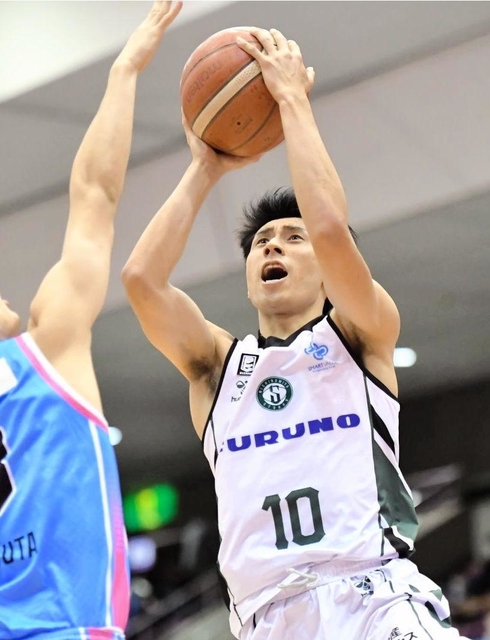佐賀-西宮　第３クオーター、シュートを放つ西宮の渡辺（Ｃ）B.LEAGUE