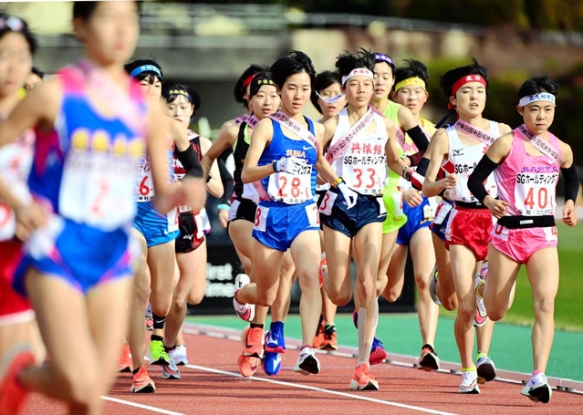 スタート後、競技場を走る須磨学園の土井（２８）ら女子１区走者＝２０日午前、京都市右京区西京極新明町、たけびしスタジアム京都（撮影・中西幸大）