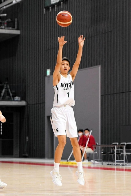 男子１回戦・報徳-八戸工大一　第１クオーター、外角からシュートを放つ報徳の丸山（(c)ＪＢＡ）