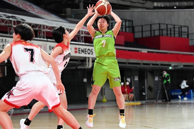 女子１回戦・小林-三田松聖　第１クオーター、シュートする三田松聖の早田（(c)ＪＢＡ）