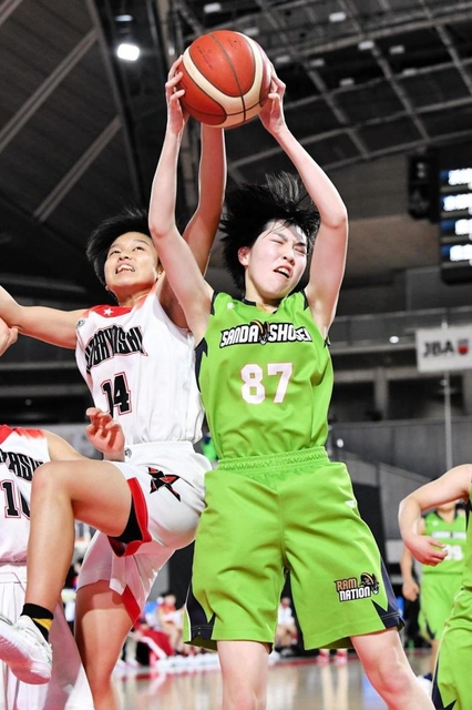 女子１回戦・小林-三田松聖　第２クオーター、ボールを奪い合う三田松聖の森口（８７）（(c)ＪＢＡ）