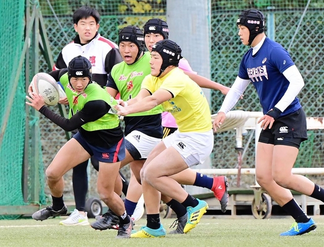 アタックの連携を確認する報徳のメンバーたち＝西宮市の同校（撮影・中西幸大）