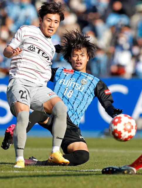 川崎－秋田　前半、先制ゴールを決める川崎・三笘（右）