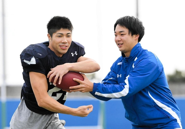 ライスボウルへ向け、練習する関学大のＱＢ奥野（右）とＲＢ三宅（チーム提供）