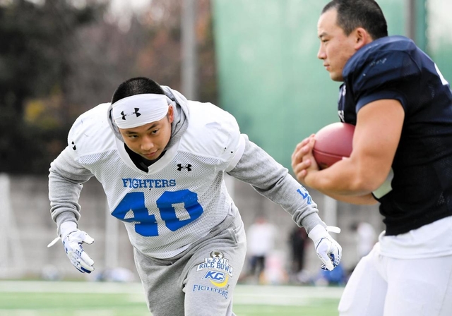 ライスボウルへ向けて練習する関学大のＬＢ繁治（左）とＲＢ鶴留（チーム提供）