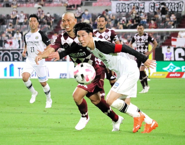 幼なじみで神戸の小川慶治朗（中央左）と競り合う柏の江坂任（中央右）＝ノエビアスタジアム神戸（柏レイソル提供）