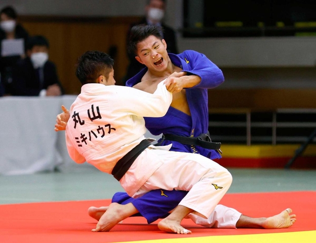 柔道男子６６キロ級代表決定戦　丸山城志郎（左手前）を攻め続け勝利した阿部一二三＝２０２０年１２月１３日、東京・講道館（代表撮影）