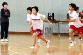 徹底したランニングで速さとスタミナを養う選手たち＝尼崎市内
