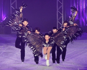 アイス・ショー「サンクスツアー」で男性と黒い鳥を表現する浅田真央（中央）＝尼崎スポーツの森スケートリンク