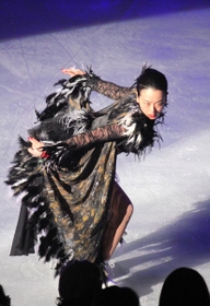 アイス・ショー「サンクスツアー」で黒い鳥をイメージした衣装で演技する浅田真央＝尼崎スポーツの森スケートリンク